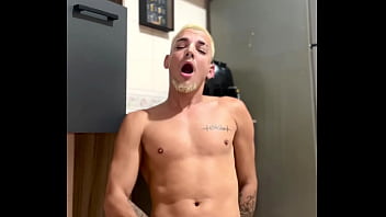 Preview 4 of Www18year Pomhubcom - Novinho chega da escola doido pra gozar e joga leite na cozinha