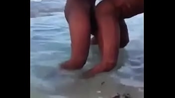 Preview 2 of Safira Indon - Transando no praia dentro do mar
