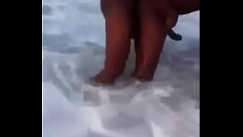 Preview 1 of Safira Indon - Transando no praia dentro do mar