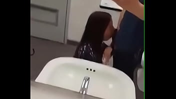Preview 3 of Father Massage Daughter - Puta hace garganta profunda en ba&ntilde_o publico