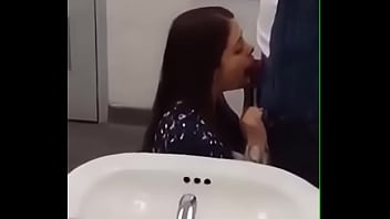 Preview 1 of Father Massage Daughter - Puta hace garganta profunda en ba&ntilde_o publico