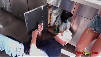 Preview 1 of Ellie Idol Gangbang - Mi vecino se ofrece en arreglar ma fuga que tiene a cocina pero me termina cobrando con sexo  pero m