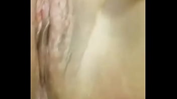 Preview 1 of Zoya Fingeing - Amiga metiendose un cepillo en su panocha mojada