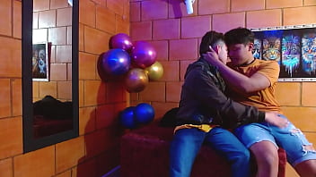 Preview 1 of Restaurants Fuck Wife - Recibo una mamada del timido novio de mi prima