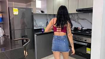 Preview 1 of Mom Wakes Son Up For School Sex - Mientras limpia la sirvienta de mi hermanastra yo me aprovecho de seducirla rico y cogermela muy duro.