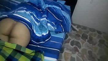 Preview 1 of Bhai Behan Gaon Ki Sex Video - LA EMPLEADA SE OCULTA EN CAMA PARA QUE LE FOLLE EL CO&Ntilde_O HASTA LLENARLO DE SEMEN