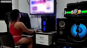Preview 1 of Kanisa Porn - Chamei o tecnico pra atualizar meu computador ele mim chupou encima da mesa