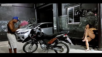 Preview 1 of Sunny Leone Xes Vdio - Fiquei olhando ele limpar a moto doida pra sentar na madeira na garagem di casa