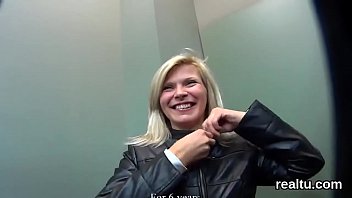 Preview 1 of Pelo Espelho Do Motel - Adorable czech cutie gets seduced in the supermarket and nailed in pov