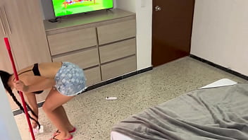 Preview 1 of Tudhy Com - Me pongo bien cachondo al ver a mi hermanastra limpiar mi cuarto,  me pide a cambio de limpiar sexo duro.