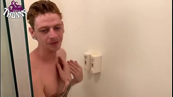 Preview 1 of Gupxxx Vidros Hd - Casada me chamou pra tomar banho com ela enquanto o marido fazia Uber