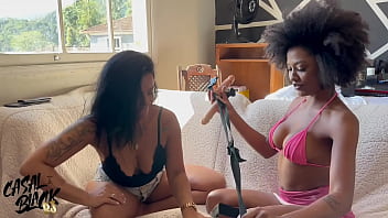 Preview 2 of Fems Big Com - Fui visitar minha amiga Nandaprf e conversamos sobre tudo,  colocamos um filme porno para assistir e ficamos com vontade de ter um pau e ela pegou os brinquedos dela para a gente testar.