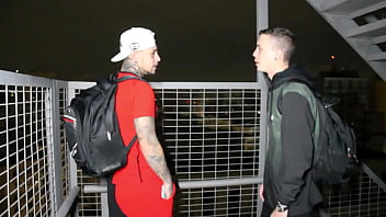 Preview 1 of Xxx Video4k - Todos os dias que chego da escola,  minha madrasta usa o pijama mais curto,  para me provocar. Dessa vez,  ela se fudeu,  comi buceta e cuzinho para compensar.