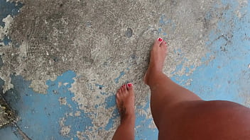 Preview 2 of Xzv 3 - Andando na rua e na praia descal&ccedil_os sujando os p&eacute_s - Fetiche por p&eacute_s