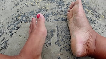 Preview 3 of Xzv 3 - Andando na rua e na praia descal&ccedil_os sujando os p&eacute_s - Fetiche por p&eacute_s