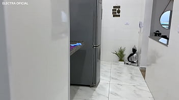 Preview 4 of Pase You Aupan Help Me - Empregada adora deixar tudo limpinho para seu patr&atilde_o,  ela ama provocar com esse shortinho curtinho