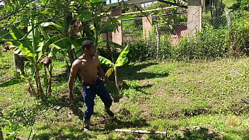Preview 1 of Topdookx - La patrona de la finca se folla un obrero que sale de la piscina desnudo