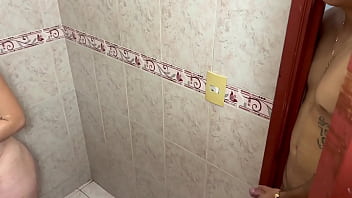 Preview 1 of Saxxx Bideo - encuentro a mi timida hermanastra duch&aacute_ndose en mi habitaci&oacute_n y termino follandola muy rico.