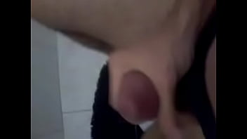 Preview 3 of Reshma German Online Video - Dotado batendo punheta  no banheiro