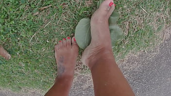 Preview 2 of Vidio Orang Indonesia - Andando na rua e na praia descal&ccedil_os sujando os p&eacute_s - Fetiche por p&eacute_s
