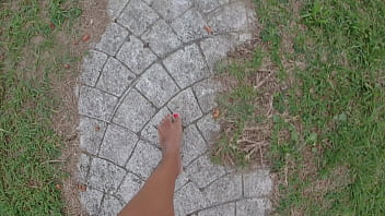 Preview 3 of Vidio Orang Indonesia - Andando na rua e na praia descal&ccedil_os sujando os p&eacute_s - Fetiche por p&eacute_s