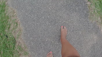 Preview 1 of Vidio Orang Indonesia - Andando na rua e na praia descal&ccedil_os sujando os p&eacute_s - Fetiche por p&eacute_s