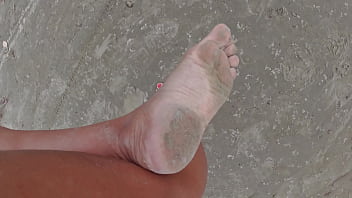Preview 4 of Vidio Orang Indonesia - Andando na rua e na praia descal&ccedil_os sujando os p&eacute_s - Fetiche por p&eacute_s