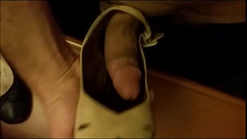 Preview 2 of First Cum For Xhamster - foll&aacute_ndome los zapatos de mi novia