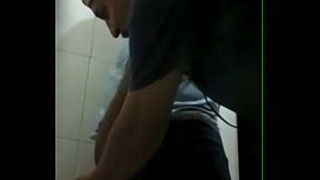 Preview 2 of Asian Diary Sex Edisi Ulfa - ESPIANDO NO BANHEIRO PUBLICO