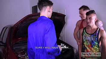 Preview 2 of Adolescente Por Primera Vez - Mechanic fucked on the hood