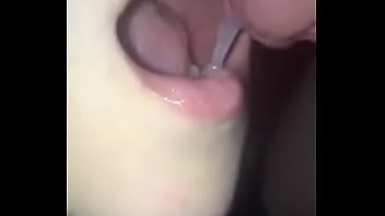 Preview 2 of Travesti Con Ninos - Engolindo Esperma Com Vontade