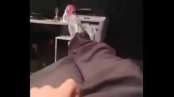 Preview 1 of Cumblast On Teen Feet - Allan mostra o pacote no periscope.