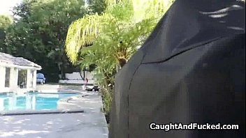 Preview 1 of Il Baise Sa Mre Qui Dorme - Titty teen gagging on cock by the pool