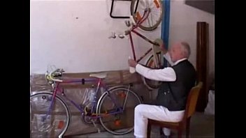 Preview 1 of Momarabsexx - Iveta Zerni &amp_ bike-repair-man  17min.
