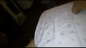 Preview 1 of Pon Men Pov - se dedea en su cama por mi