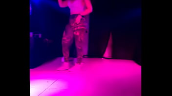 Preview 1 of Mif Sex Cumsfisting - Cavala mostrando a xoxota no show de funk