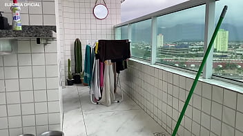 Preview 3 of Sxs Brother Sleep Sister - Essa empregada tem a bunda mais linda que eu j&aacute_ vi,  ela fica provocando com esse shortinho enfiado