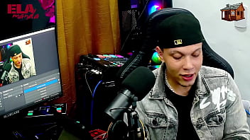 Preview 3 of Real Act Defloration - Gih Spanic coloca a Ruiva Cavala de quatro na mesa do Podcast s&oacute_ para mostrar o seu Cuzinho Rosa - P&aacute_pum no Barraco! - Ela Manda