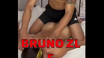 Preview 1 of Xmovil Com Gratis - Sentando na rola do amigo (com Yuri Diaz ) - Free