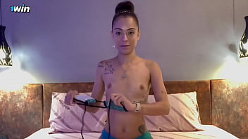 Preview 1 of Wwe Divas Porno - Polly Petrova peladinha em cima da cama fudendo o cuzinho gostoso