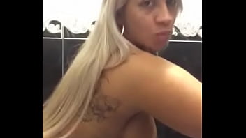 Preview 1 of Kasi Female - Loira Gostosa no Banheiro