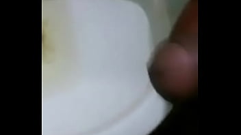 Preview 2 of Suu Kyi - Cris en el ba&ntilde_o masturbandose
