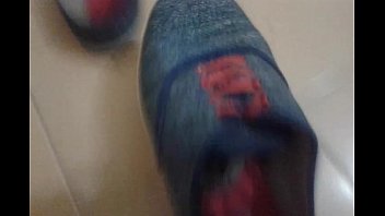 Preview 1 of Agnes O - Gozada cheirando as meias e sapatos da empregada