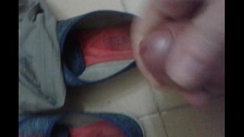 Preview 4 of Agnes O - Gozada cheirando as meias e sapatos da empregada