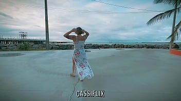 Preview 1 of Xxx Porno Tuber - Encontrei amigo na praia e fomos fuder no flat dele,  ele deixou minha raba roxa de tanto tapa,  e MINHA BUCETA CHEIA DE LEITE DENTRO - completo no Cassiflix.