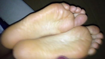 Preview 3 of Bbw Mom Seelping - Gozando nas solas n 39 de uma mulher gostosa da academia