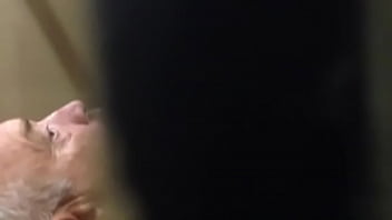 Preview 2 of Big Mom Fuck Son Porn - FLAGRANTE DO COROA BATENDO PUNHETA EN BANHEIRO PUBLICO