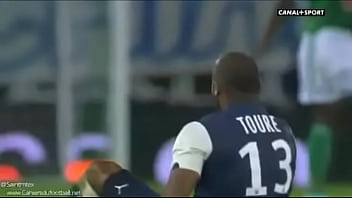 Preview 4 of Ashuriya Rae Sex - JOGADOR THOMAS TOUR&Eacute_ ESCORREGA NO CAMPO E MOSTRA O DOTE