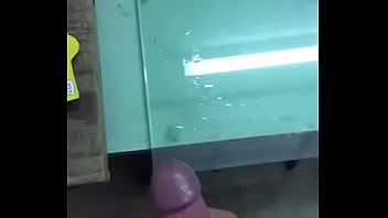 Preview 2 of Es Trenc Porn - Batendo uma punheta no trabalho