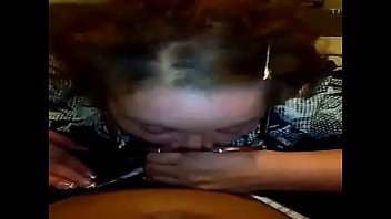 Preview 1 of De Baixo Da Meza - Milf